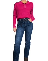 Chandail fuchsia à manche longue avec col chemise pour femme avec jeans. 