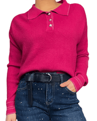 Chandail fuchsia à manche longue avec col chemise pour femme avec ceinture marine en cuir. 