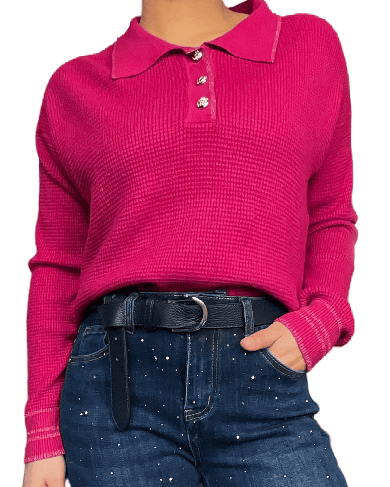 Chandail fuchsia à manche longue avec col chemise pour femme avec ceinture marine en cuir. 