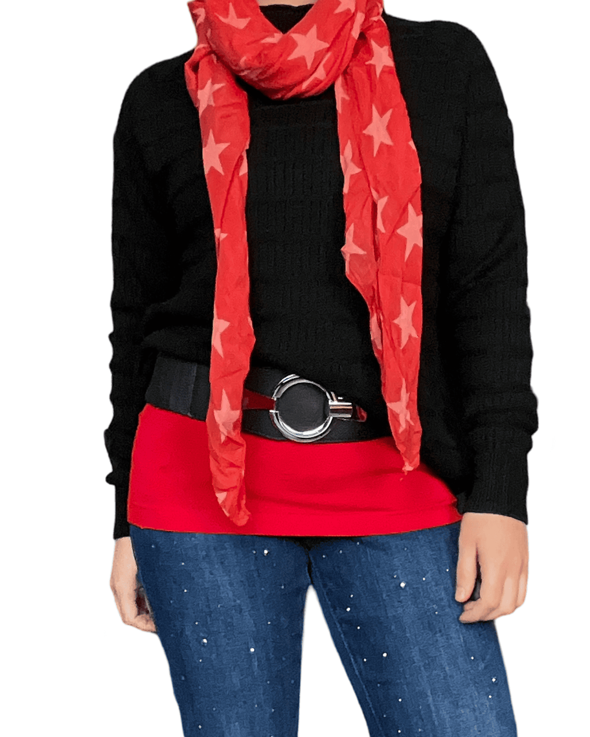 Chandail noir à manche longue pour femme avec foulard rouge et chandail rouge en dessous. 