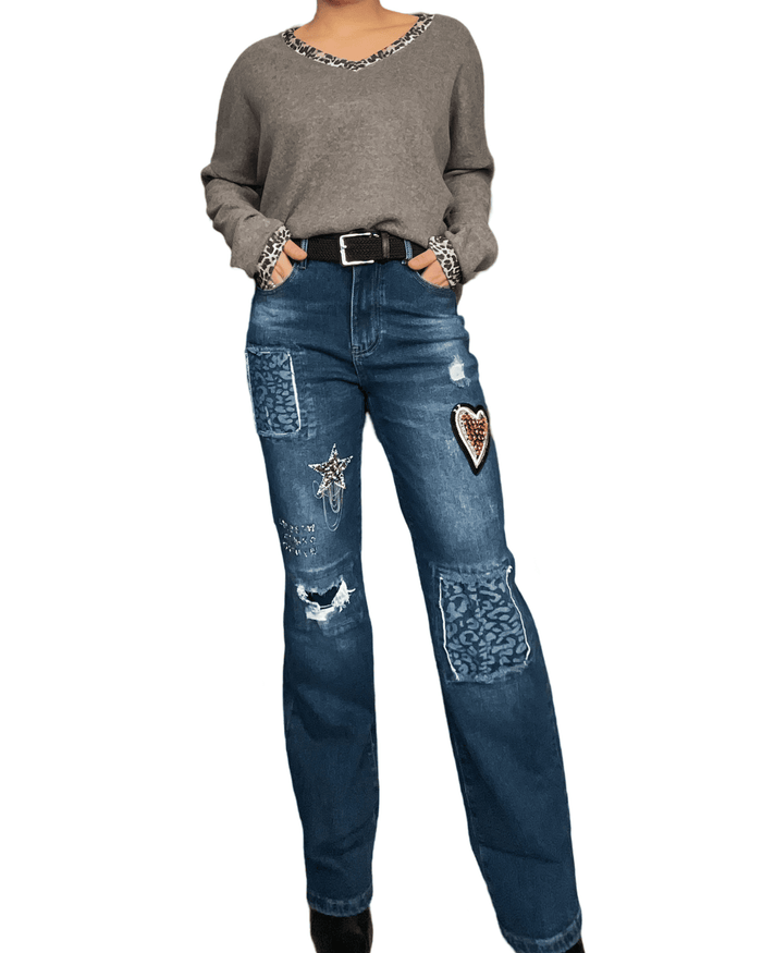 Chandail gris à manche longue pour femme avec ceinture et jeans patchwork. 