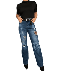 Jeans palazzo avec patch work pour femme avec chandail et ceinture.