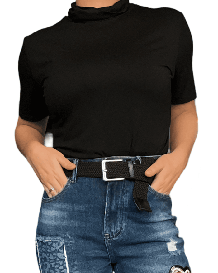 T-shirt noir à col roulé pour femme avec ceinture tressée noire. 