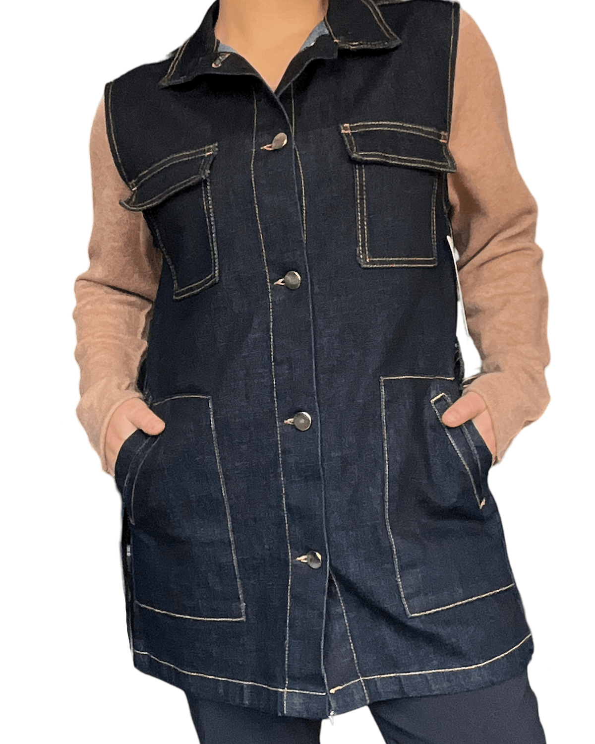 Veste en jeans style cargo pour femme avec chandail en-dessous. 