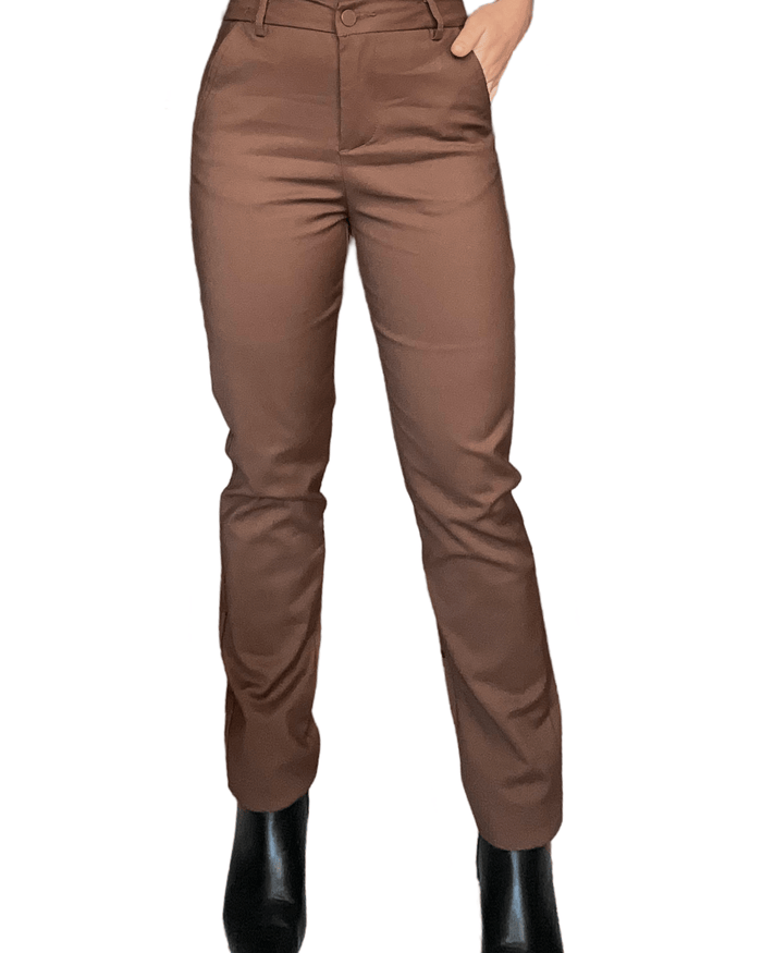 Pantalon camel slim à taille haute pour femme avec bottillons noirs.