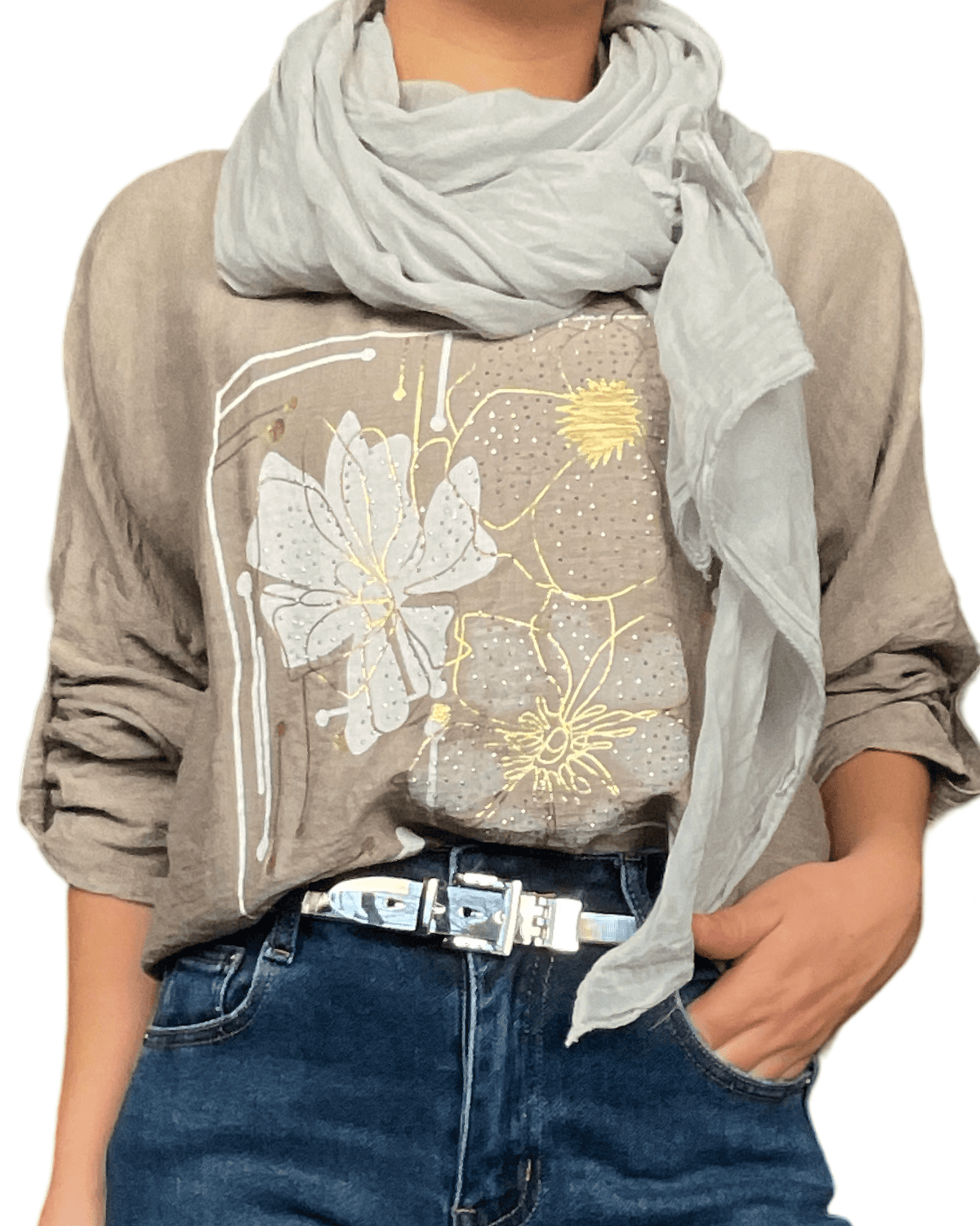 Chandail beige pour femme avec imprimé floral avec foulard gris et ceinture argenté métallisée. 