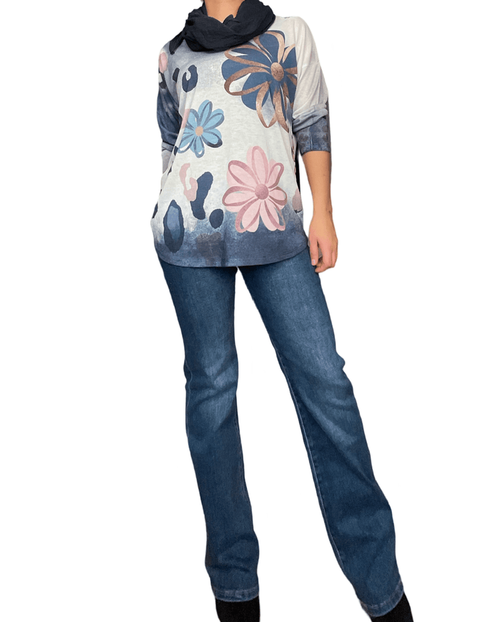 Chandail blanc fleuri avec dégradé de bleu pour femme avec jeans évasé. 