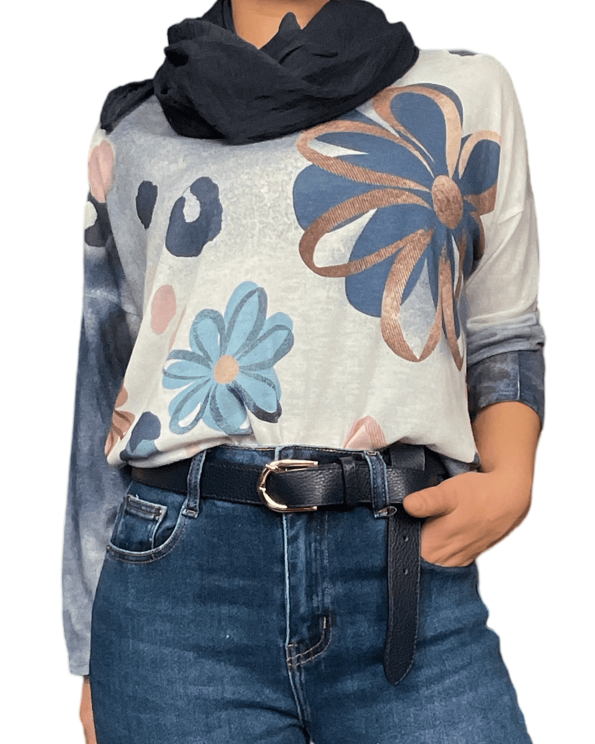 Chandail blanc fleuri avec dégradé de bleu pour femme avec ceinture et foulard.