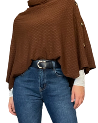 Chandail Brun style poncho pour femme avec chandail blanc et ceinture.