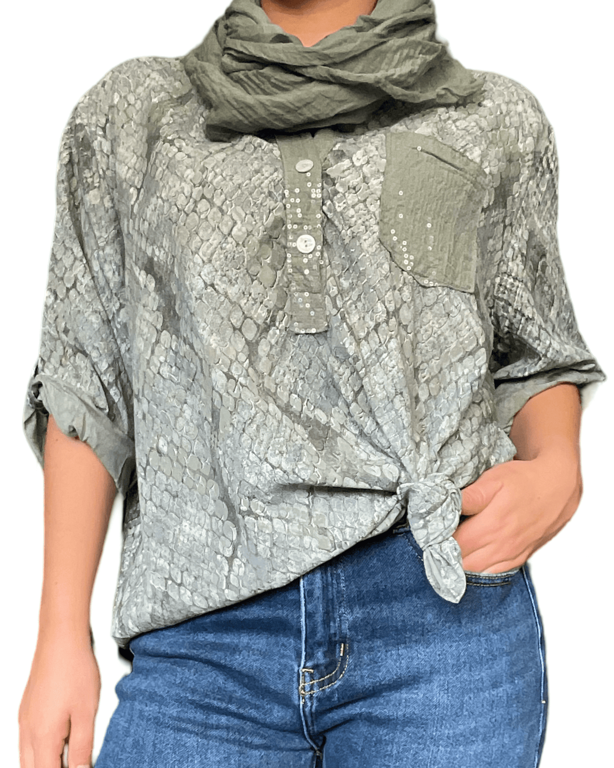 Blouse kaki avec imprimé de peau de serpent pour femme avec foulard kaki. 