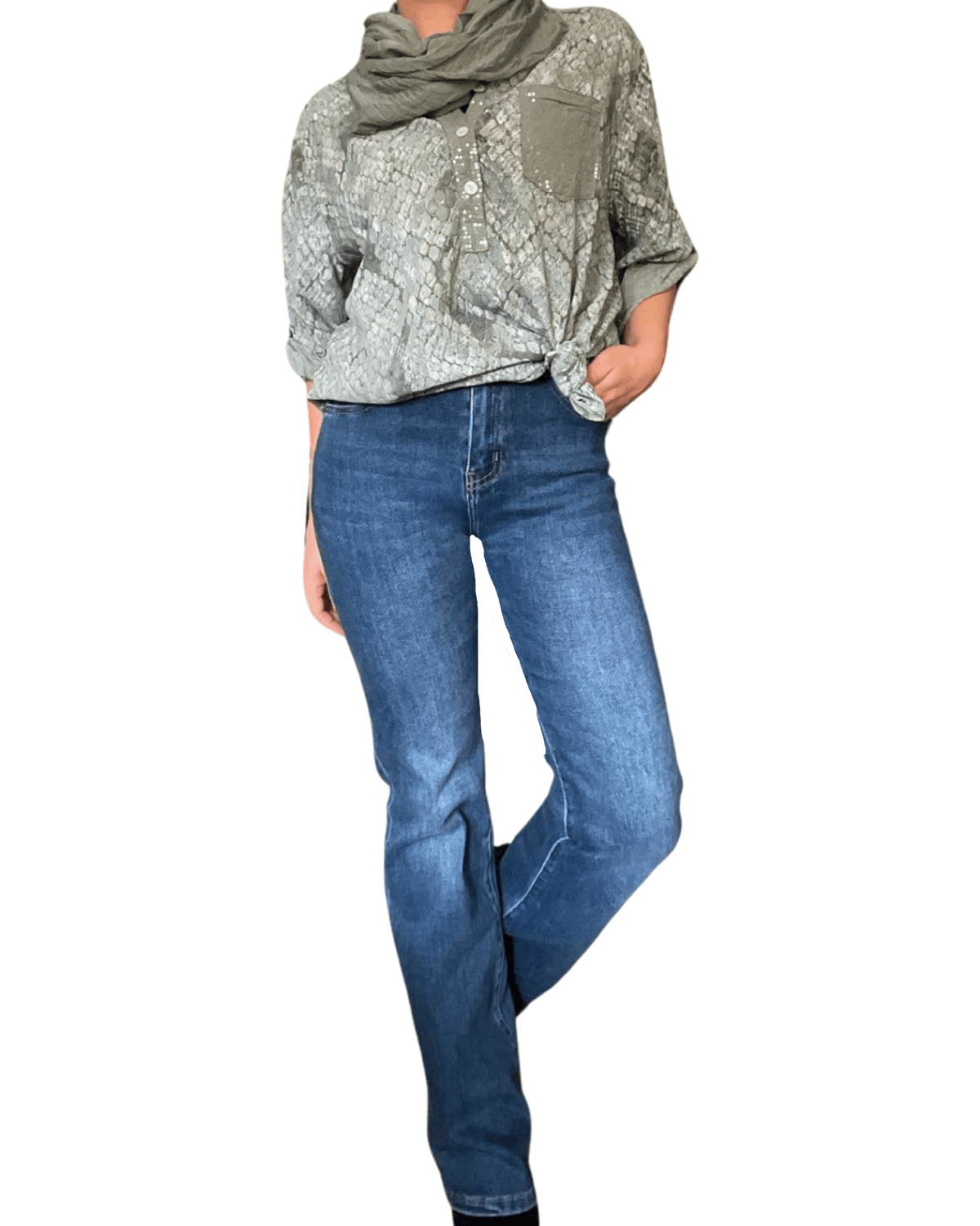 Blouse kaki avec imprimé de peau de serpent pour femme avec jeans évasé.