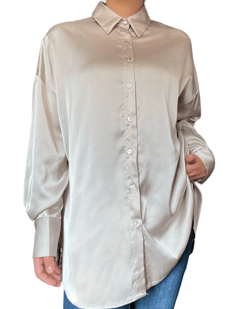 Chemise beige en satin pour femme.