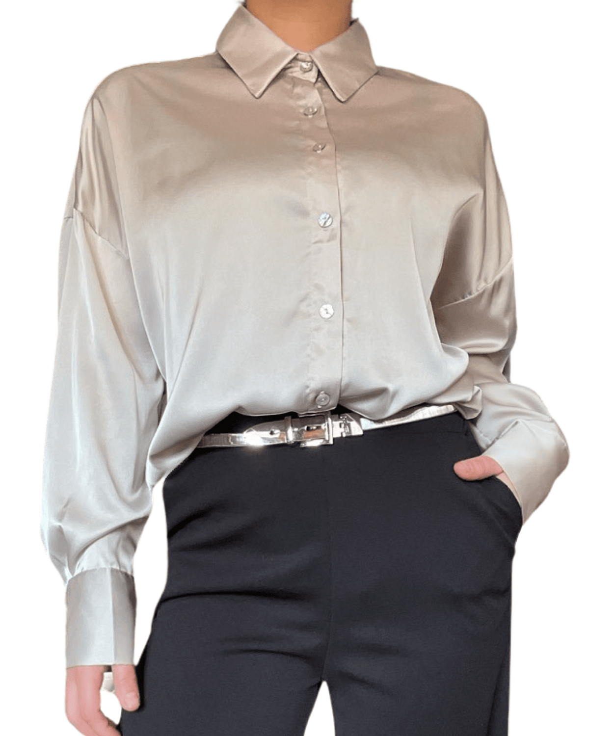 Chemise beige en satin pour femme avec ceinture métallisée.