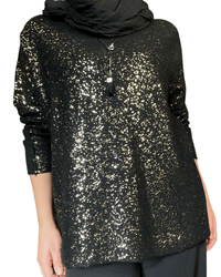 Chandail noir avec brillance dorée pour femme avec foulard et collier. 