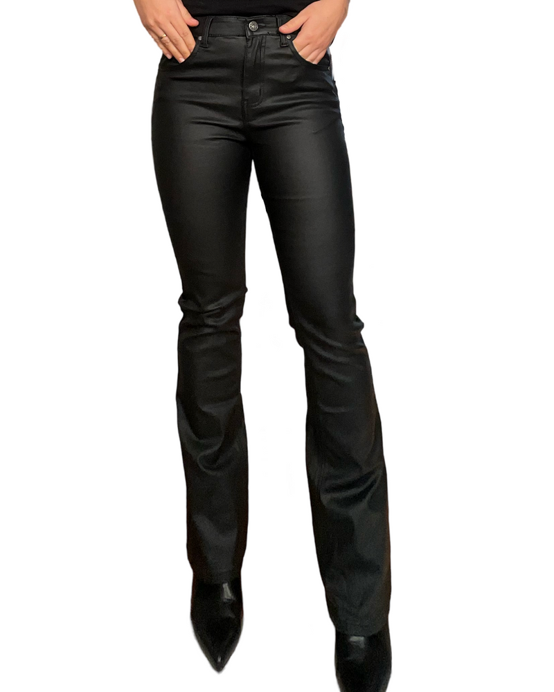 Pantalon flare noir en cuir végan pour femme.