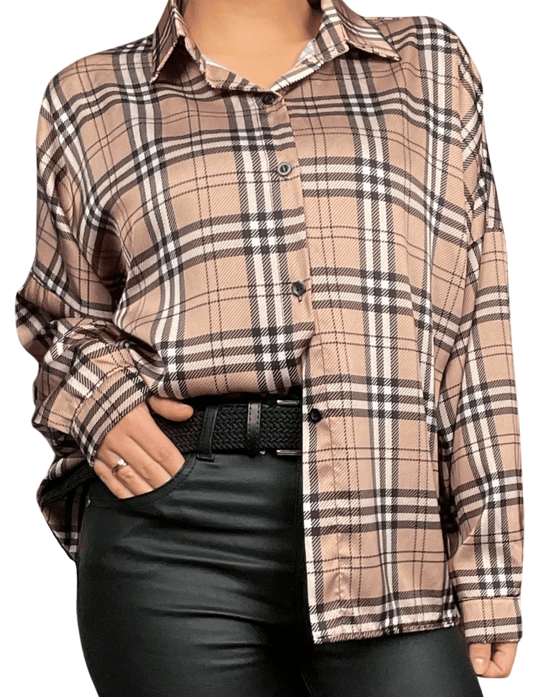 Chemise beige avec imprimé Burberry pour femme avec ceinture tressée noire.