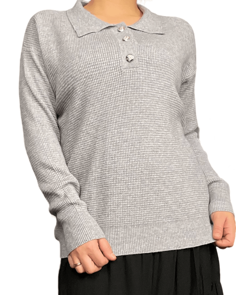 Chandail gris à manche longue avec col chemise pour femme.