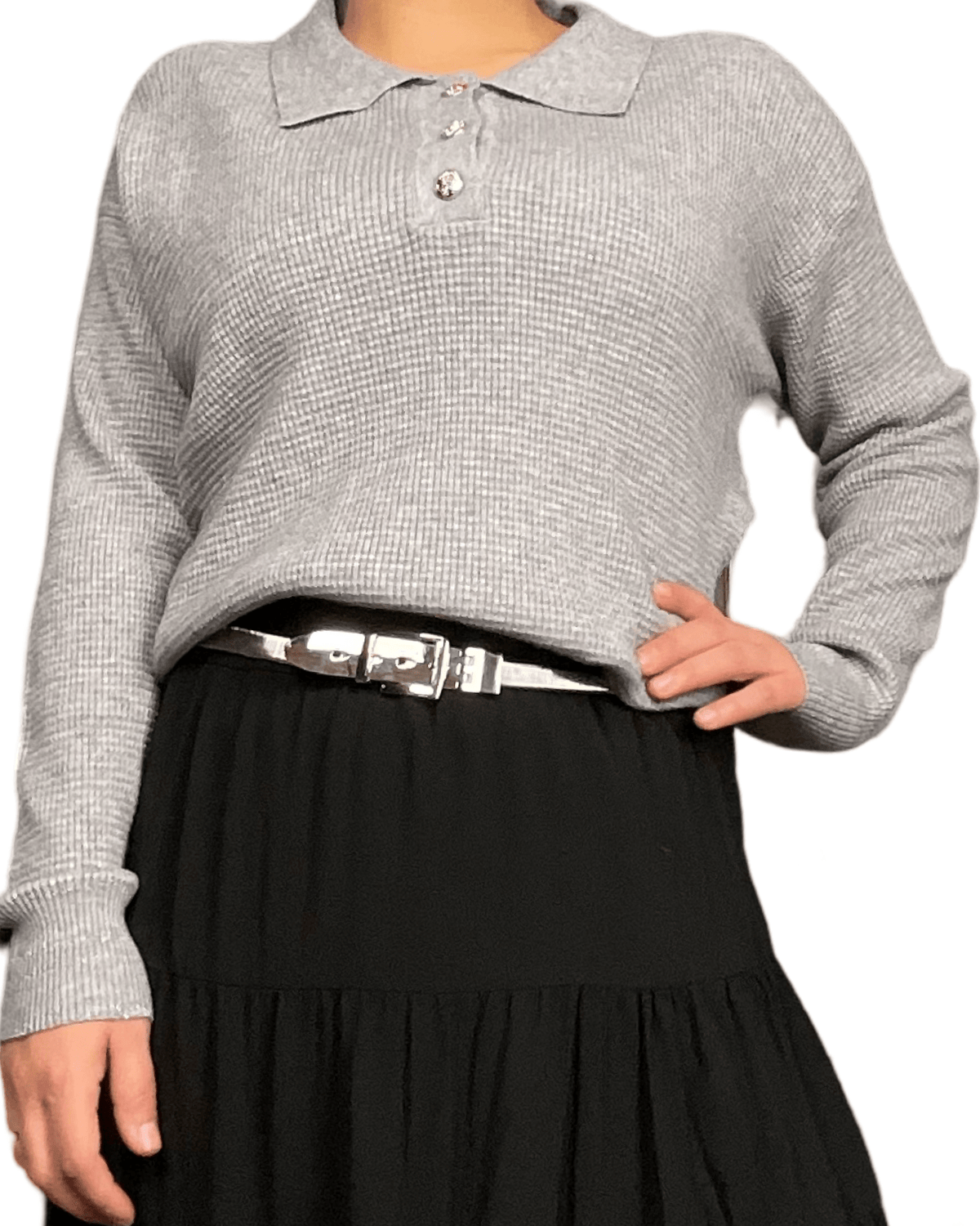 Chandail gris à manche longue avec col chemise pour femme avec ceinture métallisée. 