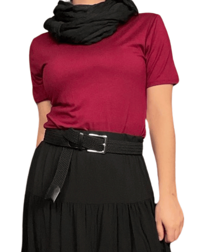 T-shirt bourgogne à col roulé pour femme avec foulard et ceinture.