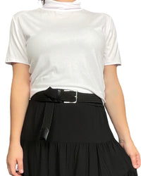 T-shirt blanc à col roulé pour femme avec ceinture tressée noire.