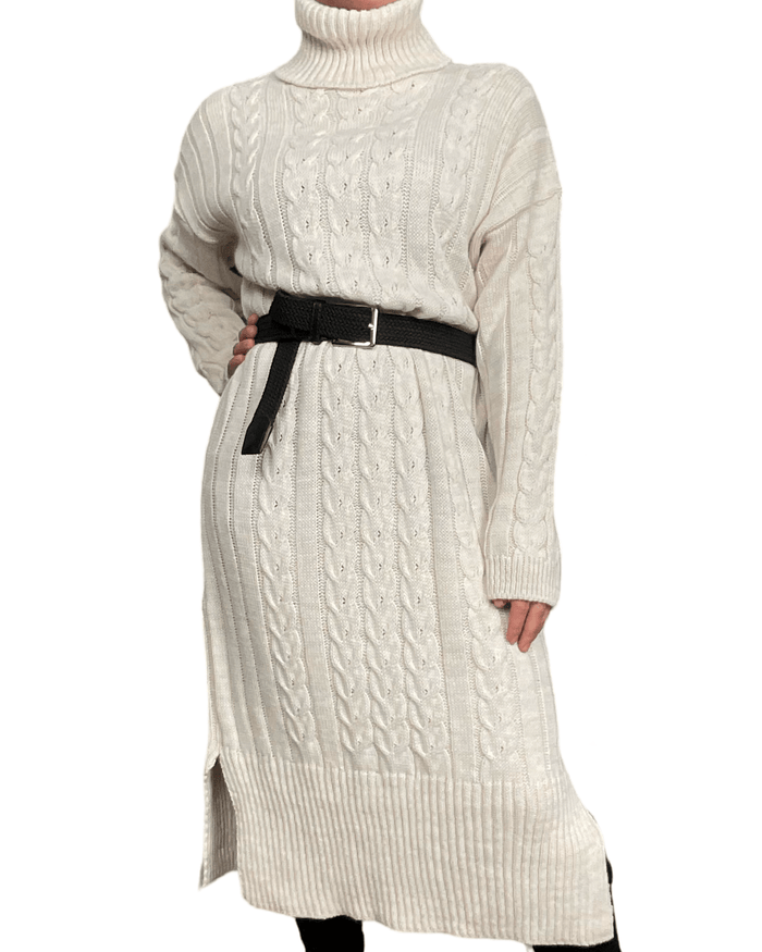 Robe beige en tricot à col roulé pour femme avec ceinture tressée noire.