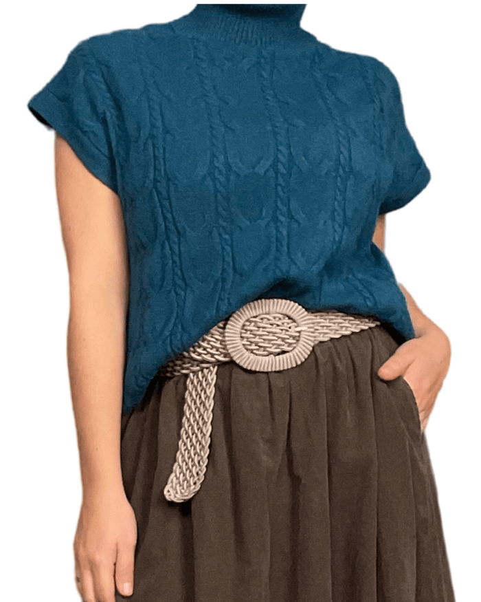 chandail bleu à col roulé style tricot pour femme avec ceinture moka.