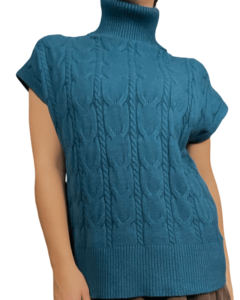 chandail bleu à col roulé style tricot pour femme.