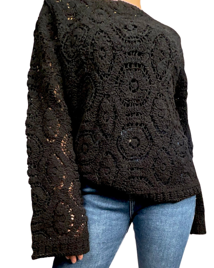 Chandail noir à motifs en crochet pour femme.