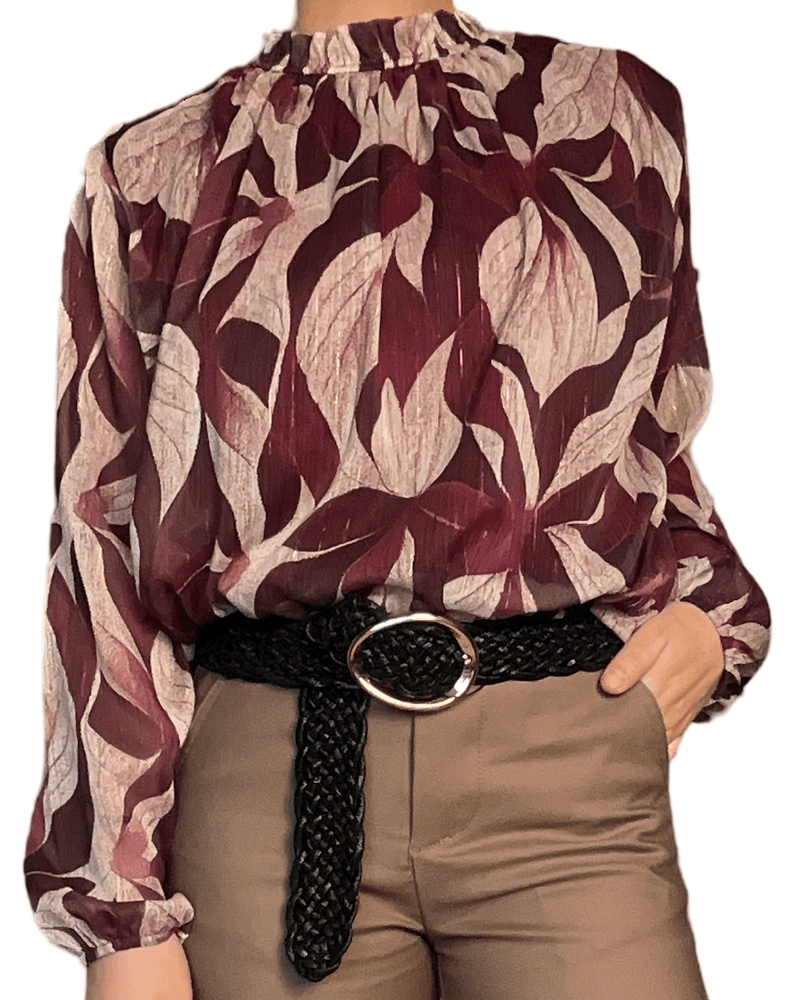 Blouse bourgogne pour femme avec imprimé floral beige avec ceinture tressée noire.