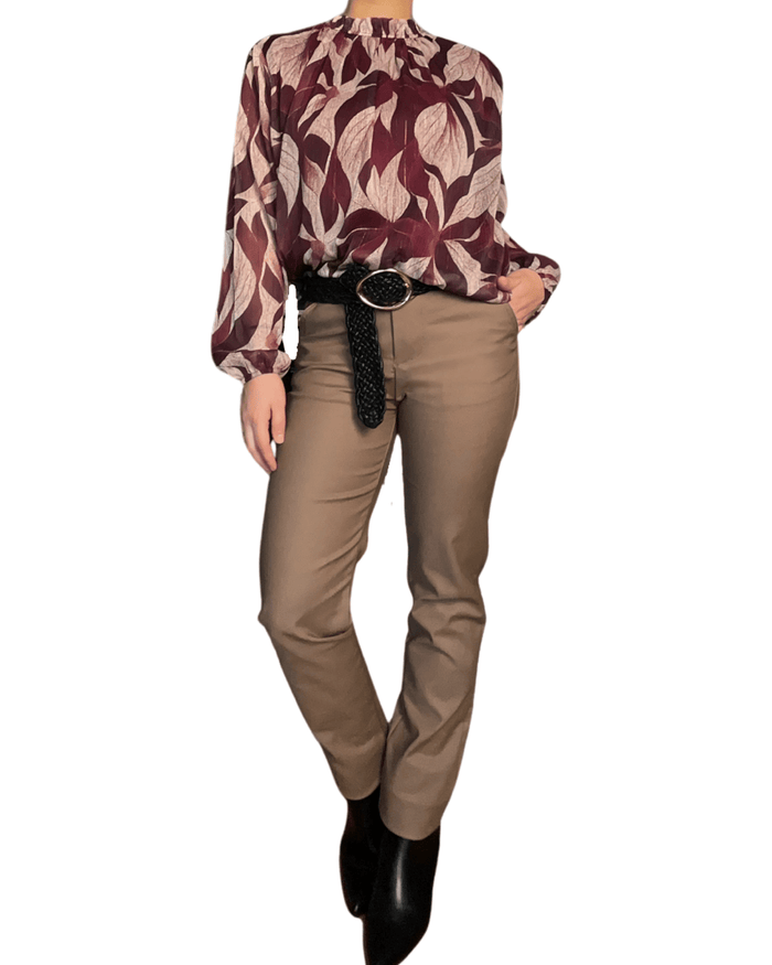 Blouse bourgogne pour femme avec imprimé floral beige avec pantalon camel pâle et bottillons noirs.