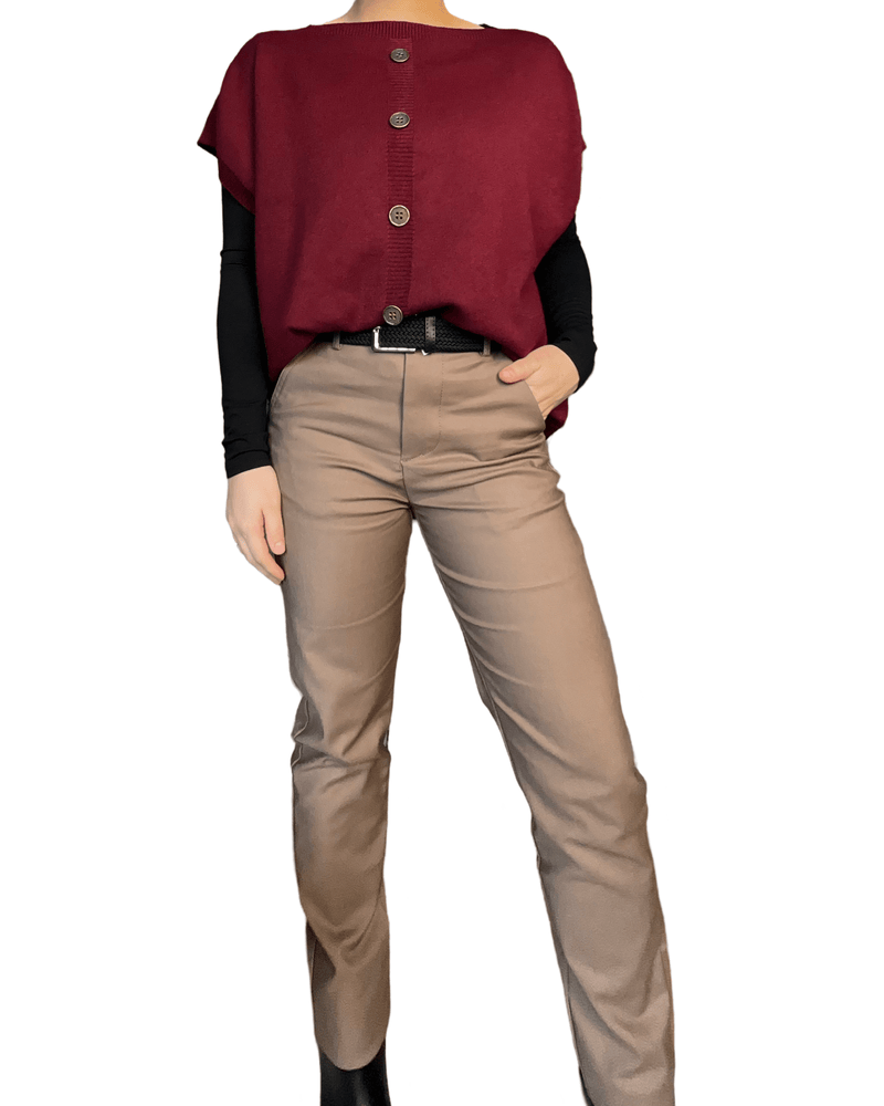 Pantalon camel pâle slim à taille haute pour femme avec débardeur et chandail.