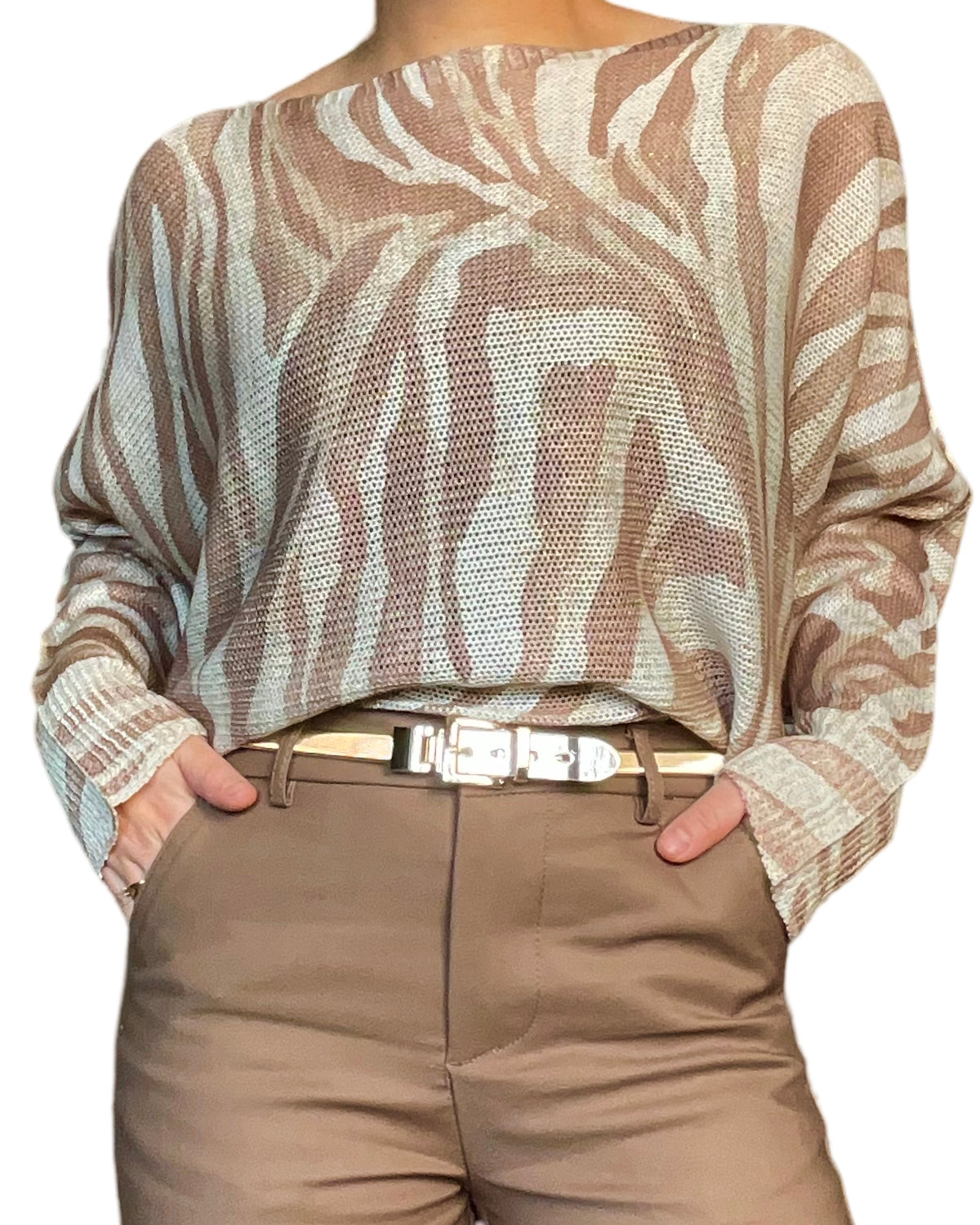 Chandail avec imprimé beige et camel pour femme avec ceinture dorée.