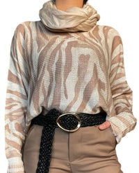 Chandail avec imprimé beige et camel pour femme avec ceinture et foulard.