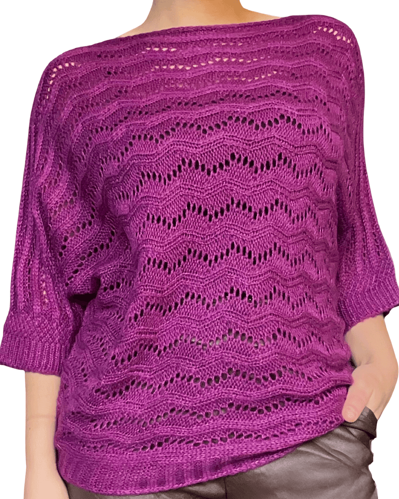 Chandail magenta style crochet avec camisole noire à l'intérieur. 