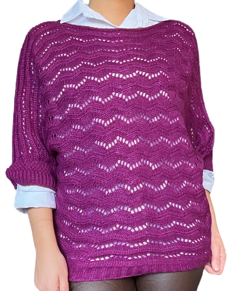 Chandail magenta style crochet avec chemise blanche.