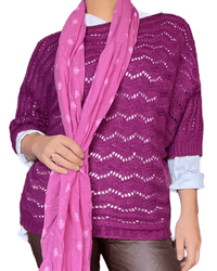 Chandail magenta style crochet avec foulard rose.