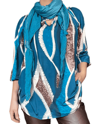 Blouse bleue pour femme avec imprimé abstrait avec foulard.