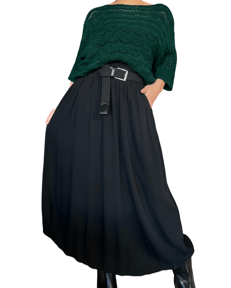 Jupe longue noire pour femme avec chandail vert.