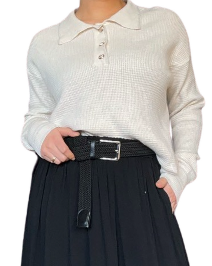 Chandail blanc cassé femme à manche longue avec col chemise avec ceinture.