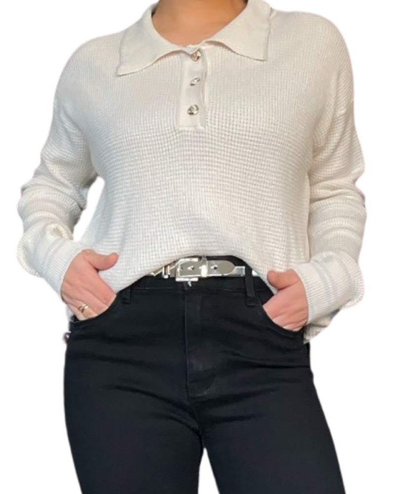 Chandail blanc cassé femme à manche longue avec col chemise avec ceinture argentée.