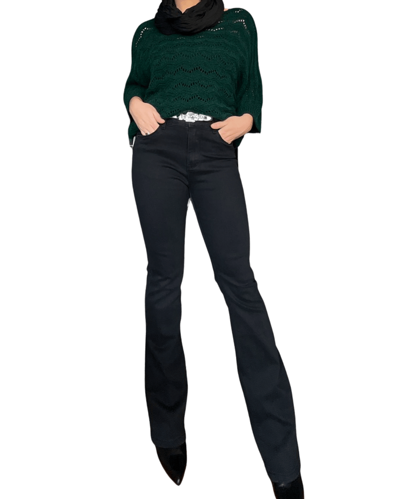 Chandail vert forêt style crochet pour femme avec pantalon noir.