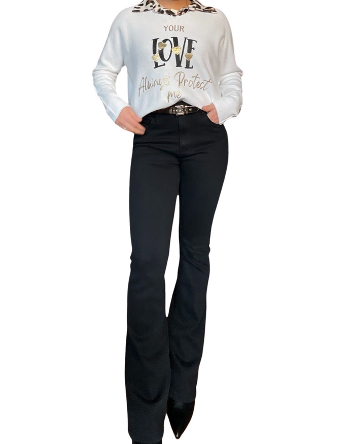 Chandail blanc avec col chemise pour femme avec pantalon noir.