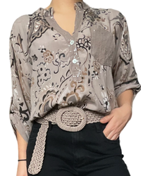 Blouse moka à motifs paisleys pour femme avec ceinture tressée moka. 