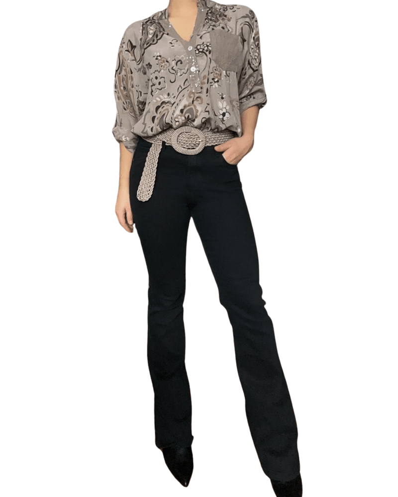 Blouse moka à motifs paisleys pour femme avec pantalon noir et bottillons.