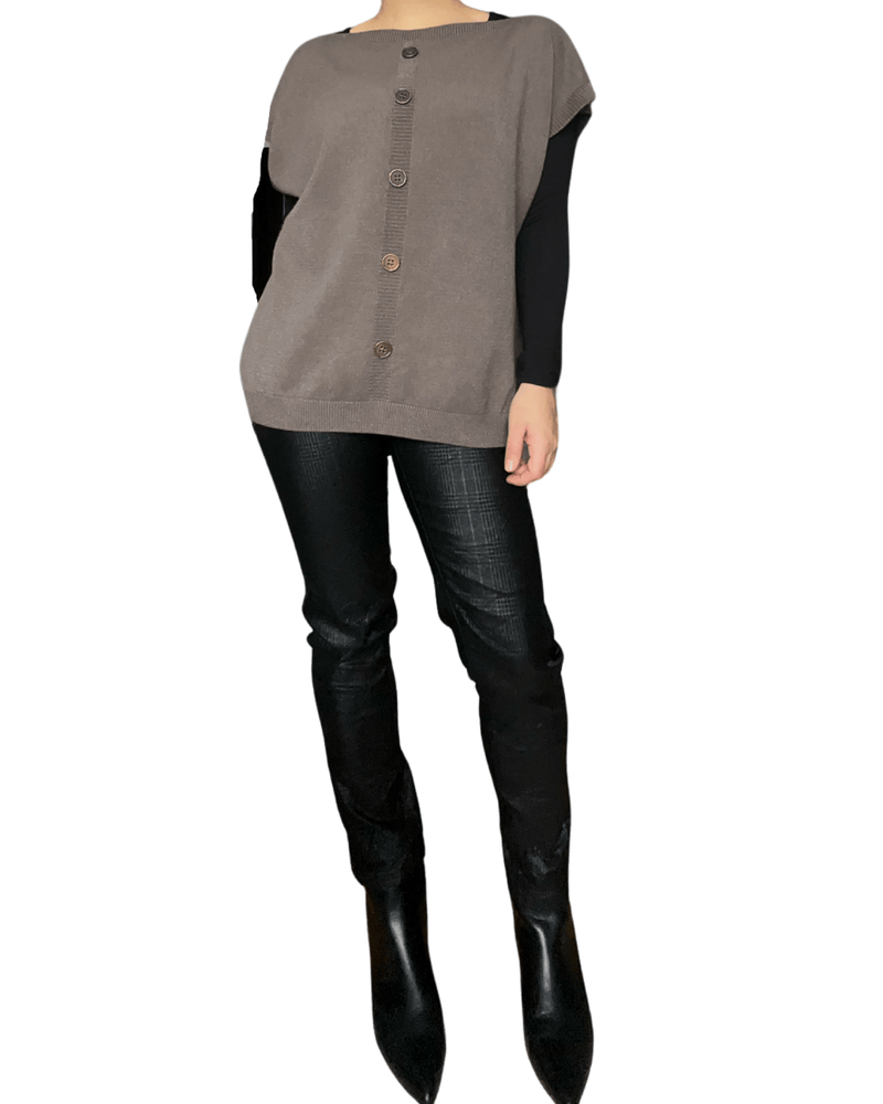 Débardeur gris avec boutons pour femme avec pantalon noir.