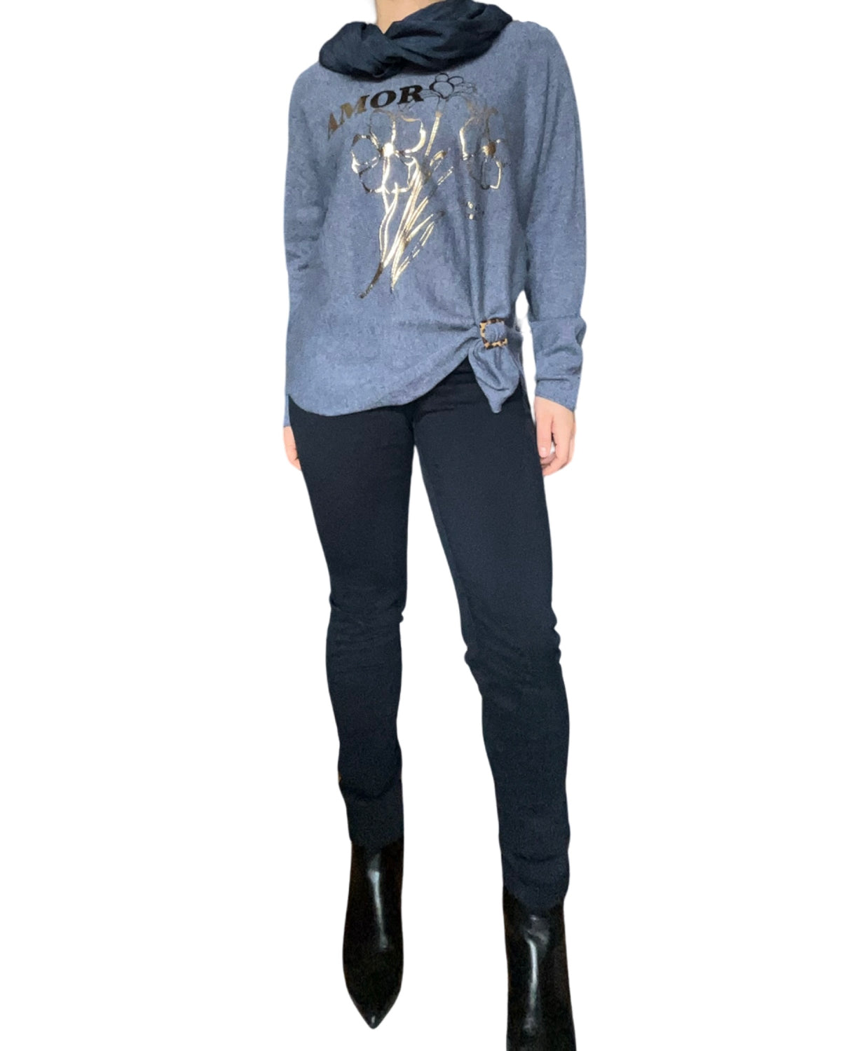 Chandail bleu jean avec imprimé ''Amor'' pour femme avec pantalon bleu marin et bottillons noirs.