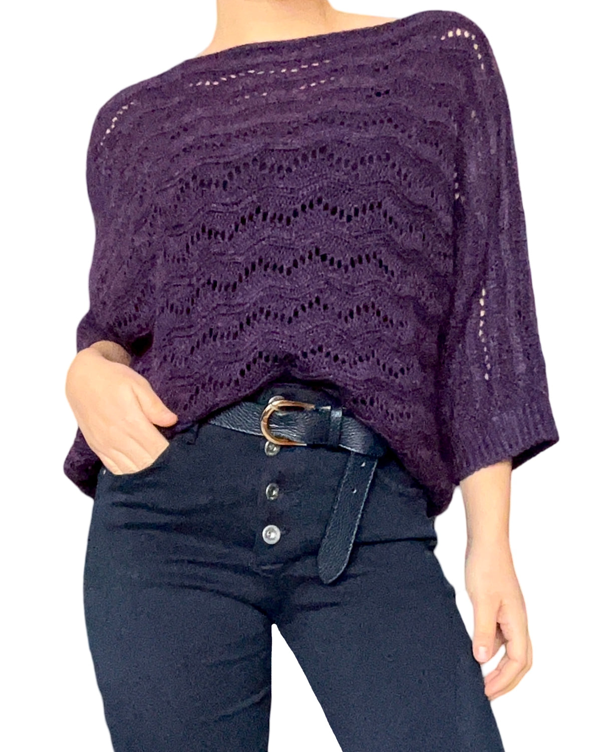 Chandail mauve style crochet pour femme avec ceinture.