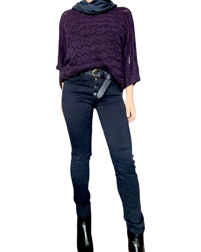 Jeans skinny bleu marin pour femme avec chandail mauve, foulard et ceinture.