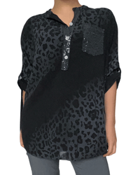 Blouse noire à motifs de léopard pour femme.