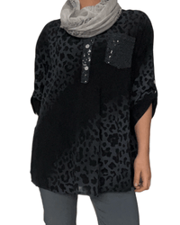 Blouse noire à motifs de léopard pour femme avec foulard léopard.